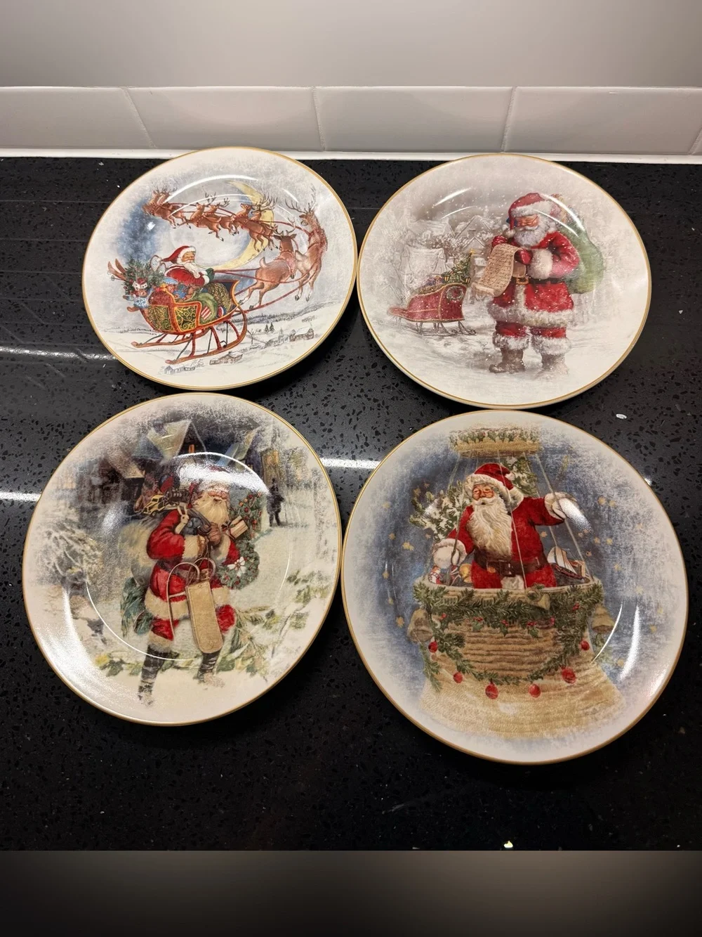 Pottery Barn Nostalgic‎ Santa Christmas Village Dinner Plates 10.5’’ Set Of 4
